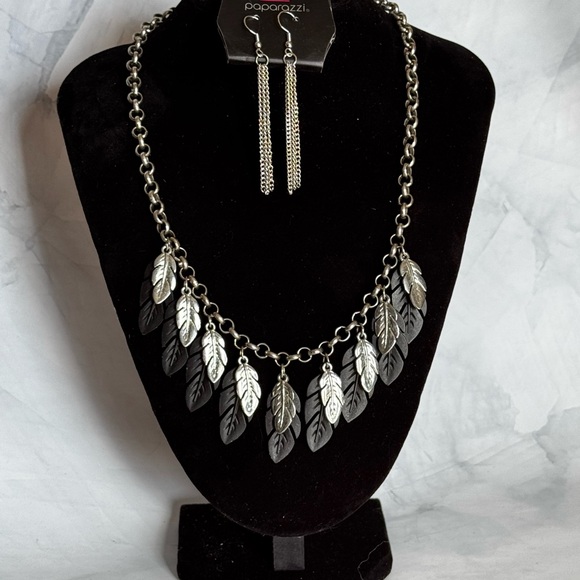 Feather Necklace - Picture 1 of 2